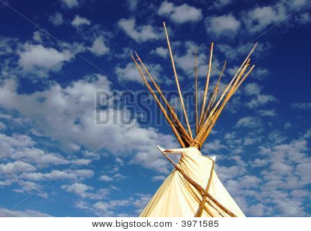 Tepee ve bulutlar