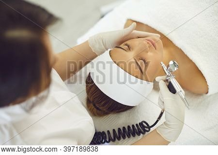 Cosmetologist Making Oxygen Mesotherapy Injection With Dermapen On Face For Rejuvenation On The Spa 