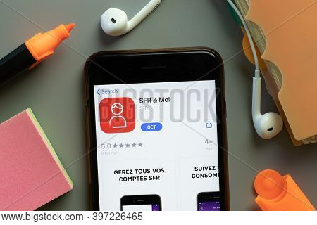 New York, Usa - 1 December 2020: Sfr Moi Mobile App Icon On Phone Screen Top View, Illustrative Edit