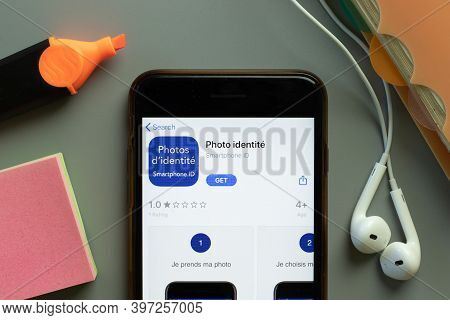 New York, Usa - 1 December 2020: Photo Identite Mobile App Icon On Phone Screen Top View, Illustrati