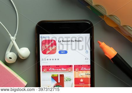 New York, Usa - 1 December 2020: Le Secret Du Poids Mobile App Icon On Phone Screen Top View, Illust