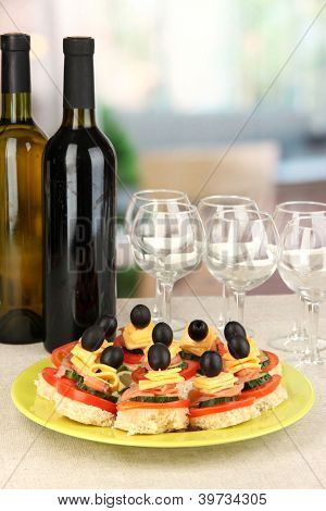 Canapés e vinhos no restaurante
