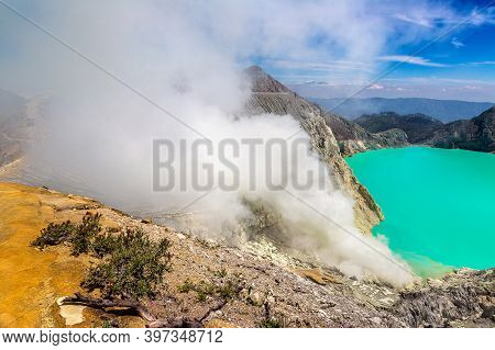 Crater Volcano Ijen, Java