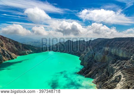Crater Volcano Ijen, Java