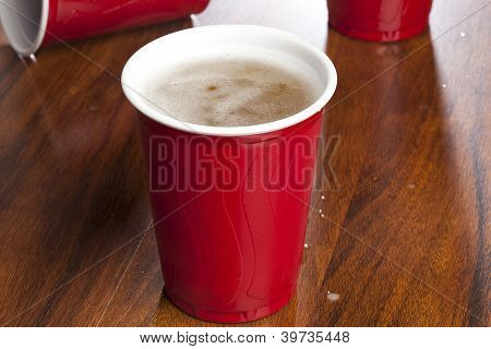 Øl i en engangs røde Cup