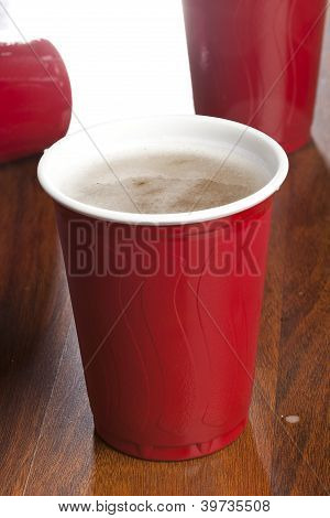 Øl i en engangs røde Cup