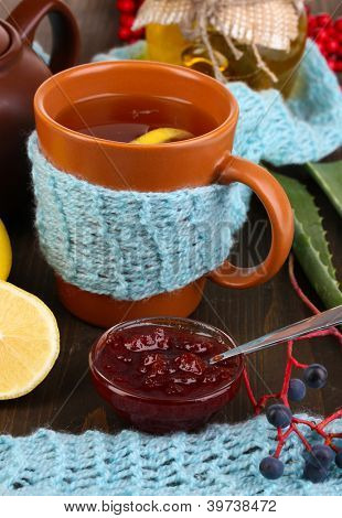 Hilfreiche Tee mit Marmelade für Immunität auf Holztisch Nahaufnahme