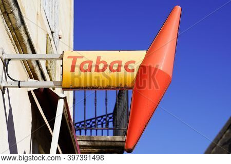 Bordeaux , Aquitaine  France - 11 21 2020 : Tabac Red French Logo And Sign Text For Store Selling To