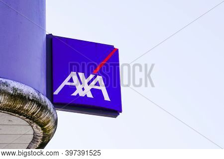 Bordeaux , Aquitaine  France - 11 21 2020 : Axa Logo And Text Sign Front Of Office French Multinatio