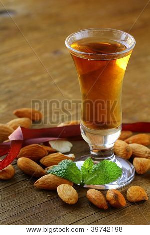 Amaretto mandlový likér s celých skořápkových plodů