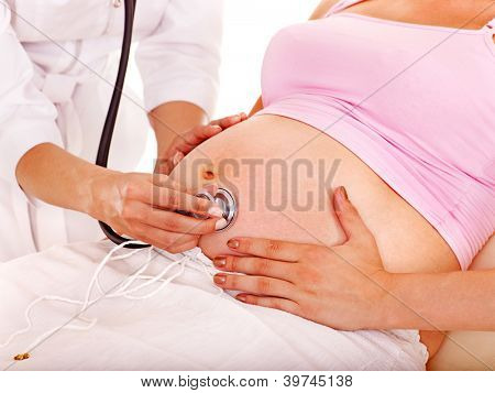 Donna incinta con il medico. Isolato.