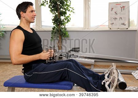 schÃ¶ner Mann, trainieren Sie im Fitness-Studio