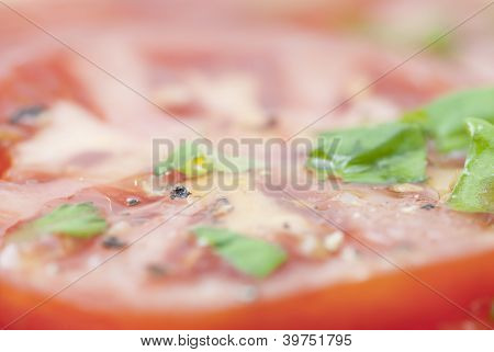 Tranches de tomate, basilic & assaisonnement.