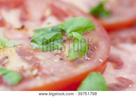 Tranches de tomate, basilic & assaisonnement.