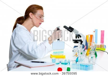 chemisches Labor Wissenschaftler Frau arbeiten mit Multi-Kanal-pipette