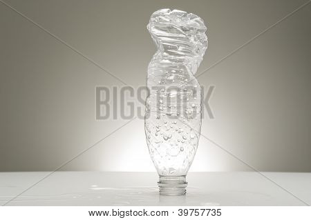 leere recycelbaren Plastikflasche Wasser