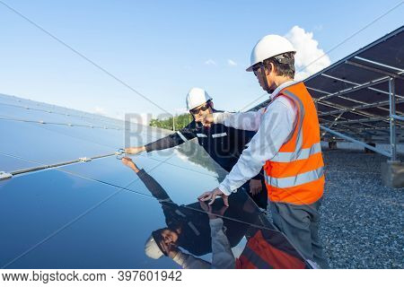 Technicians Use The Hex Screwdriver To Fix The Hex Nut For Fixing Newly Installed Solar Panels, Alte