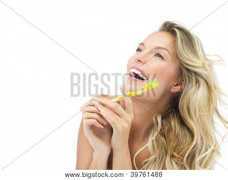 Retrato de atractivo caucásico Rubio de mujer sonriente aislado en fa de sonrisa toothy tiro blanco studio