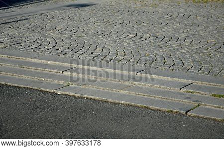 Deceleration Threshold In The Living Area From Low Steps Formed By Granite Curbs Which Force The Veh