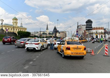 Moscow, Russia -06 Aug 2020. Taxi Traffic On The Square In Front Of The Kazansky Railway Station