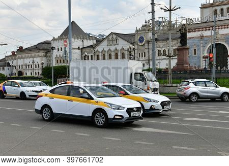 Moscow, Russia -06 Aug 2020. Taxi Traffic On The Square In Front Of The Kazansky Railway Station