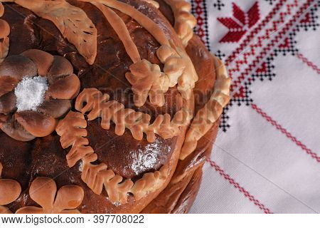 Korovai On Rushnyk, Top View. Ukrainian Bread And Salt Welcoming Tradition