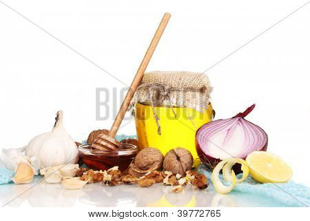 Gesunde Zutaten für die Stärkung der Immunität auf warmen Schal, isolated on white