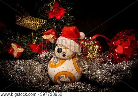 Caba, Argentina, November 28, 2020: Lovely Droid Bb-8 From Star Wars, Wearing A Christmas Hat Surrou