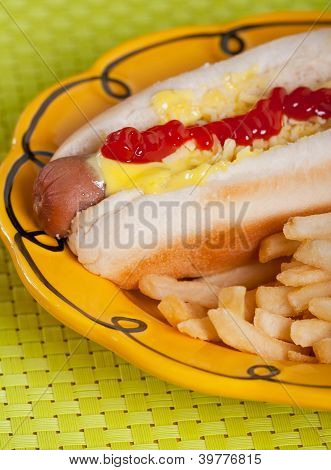 panino Hot Dog con patatine fritte