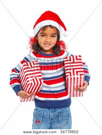Niña con sombrero de Santa Claus con caja de regalo