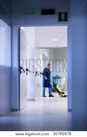 Donne sul posto di lavoro, femmina professionale pulitore lavaggio pavimento In ufficio