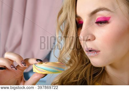 1 White European Young Blonde Woman With Wavy Hair And Pink Arrows On Her Eyelids Holding A Multicol