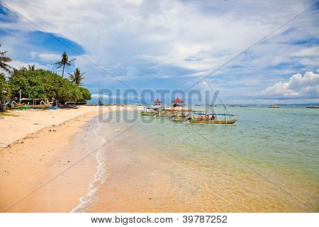 Tropisk strand med fisherman's både i Undang på Bali, Indonesien.