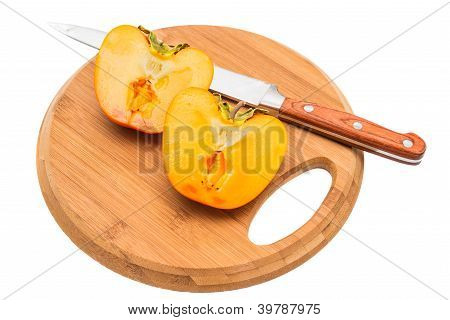 Persimmon på et skærebræt