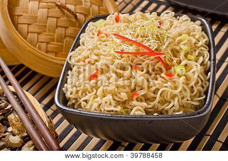 Tigela de macarrão asiático