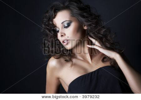 สวยคล้ำวางตัวบนพื้นหลังสีดำในสตูดิโอ