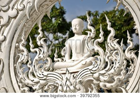 Slavný Bílý kostel v severním Thajsku Wat Rong Khun, Chiang Rai provincie,