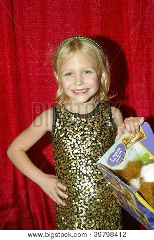 UNIVERSAL CITY - 4 dicembre: Alyvia Alyn Lind arriva alla festa di compleanno di pubblicista Mike Arnoldi &
