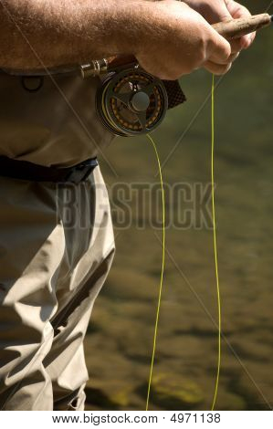 Pescatore preparare l'esca o al volo