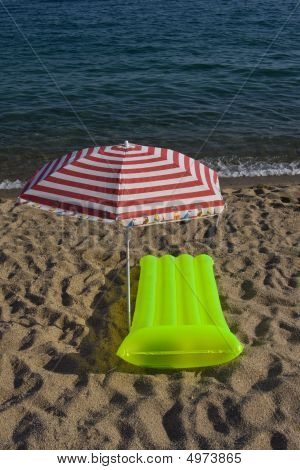 Materassino e ombrellone in spiaggia