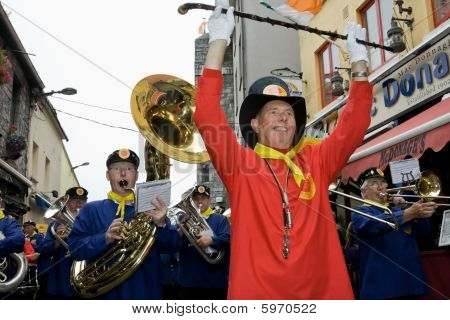 Freundschaft Band in Galway parade