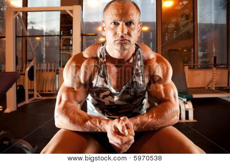 Bodybuilder ตั้งอยู่ในห้องฝึกอบรม