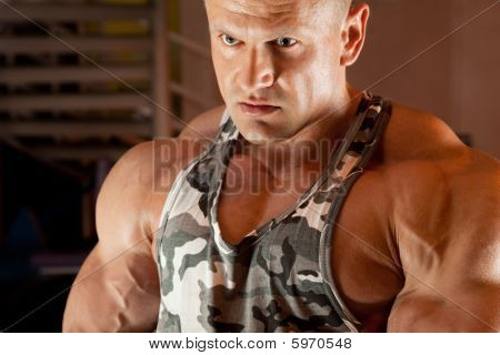Bodybuilder ในห้องฝึกอบรม