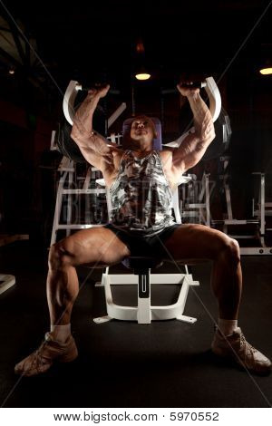 Bodybuilder ในห้องฝึกอบรม