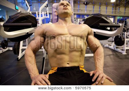 Bodybuilder อยู่ในห้องฝึกอบรม
