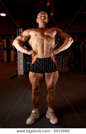 Bodybuilder แสดงให้เห็นถึงกล้ามเนื้อของเขา