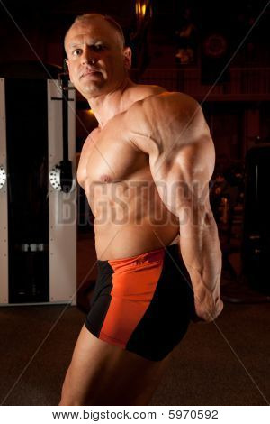 Bodybuilder แสดงให้เห็นถึงกล้ามเนื้อของเขา