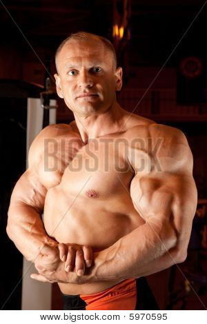 Bodybuilder แสดงให้เห็นถึงกล้ามเนื้อของเขา