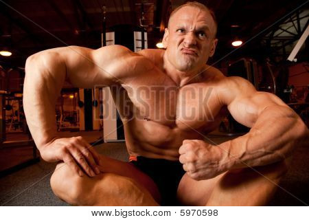 Bodybuilder แสดงให้เห็นถึงกล้ามเนื้อของเขา