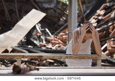 ผู้หญิงที่เศร้าและบ้าน Destroyed